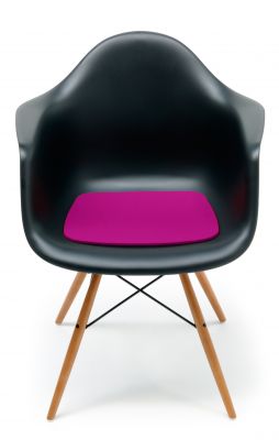 Schwarzer Eames Plastic Arm Chair mit pinker Filz Sitzauflage für mehr Komfort.